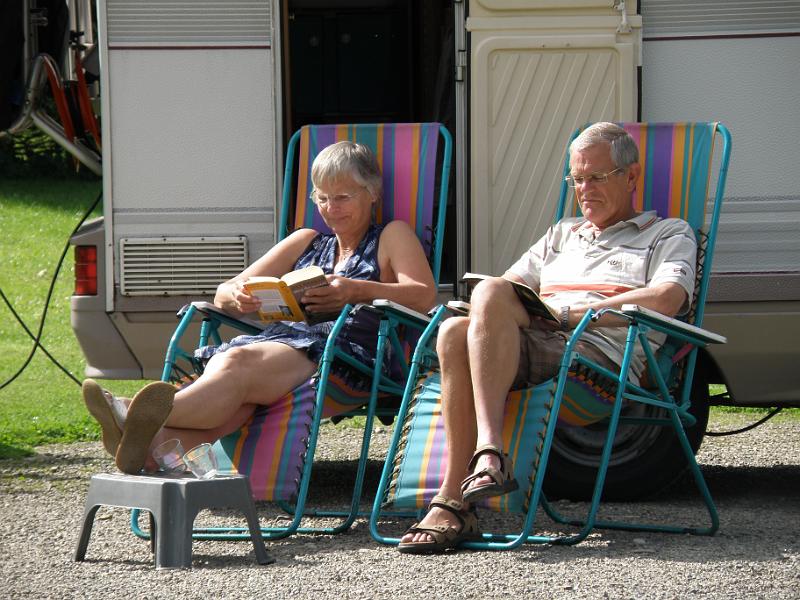 20100821b Ab en Riny lezen in het zonnetje.JPG